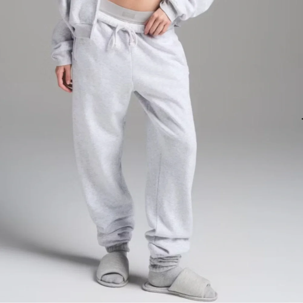 SKIMS Cotton Fleece Classic Jogger in Light Heather Grey; Size XS - Picture 5 of 8